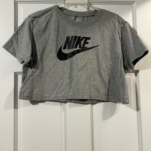 nike crop tee size small